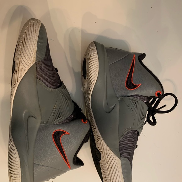 Nike Boys Flytrap Gray Basketball shoes-size 5 - Picture 10 of 16